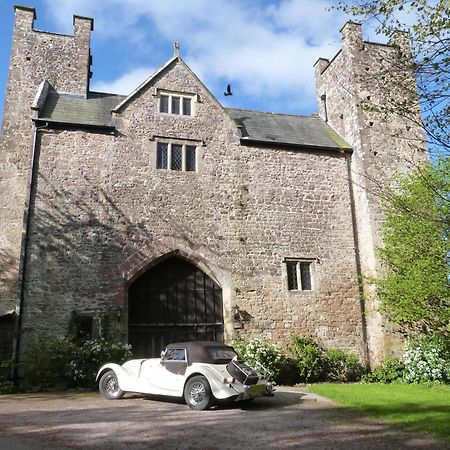 Welsh Gatehouse, Historic Castle Which Can Cater For Electric Vehicle Mathern Екстер'єр фото