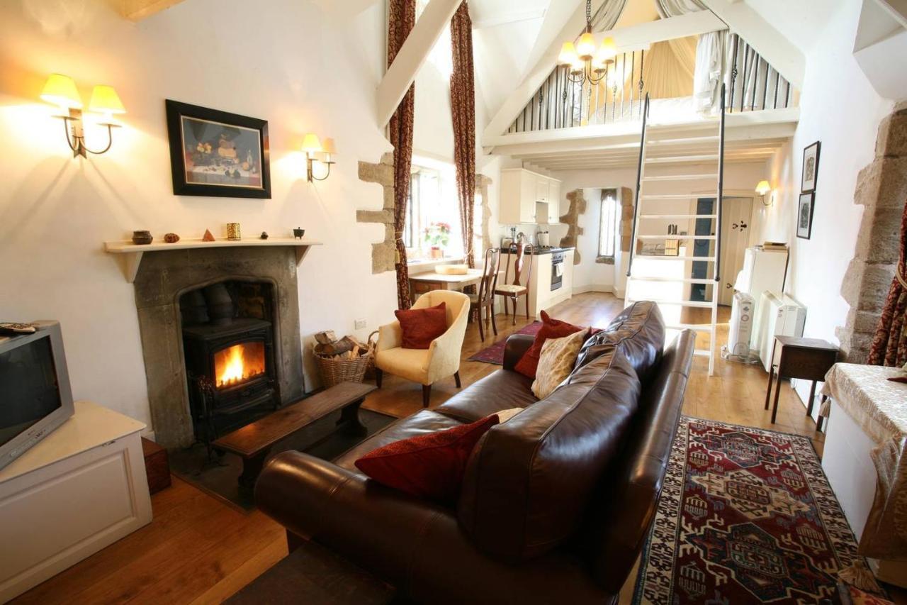 Welsh Gatehouse, Historic Castle Which Can Cater For Electric Vehicle Mathern Екстер'єр фото
