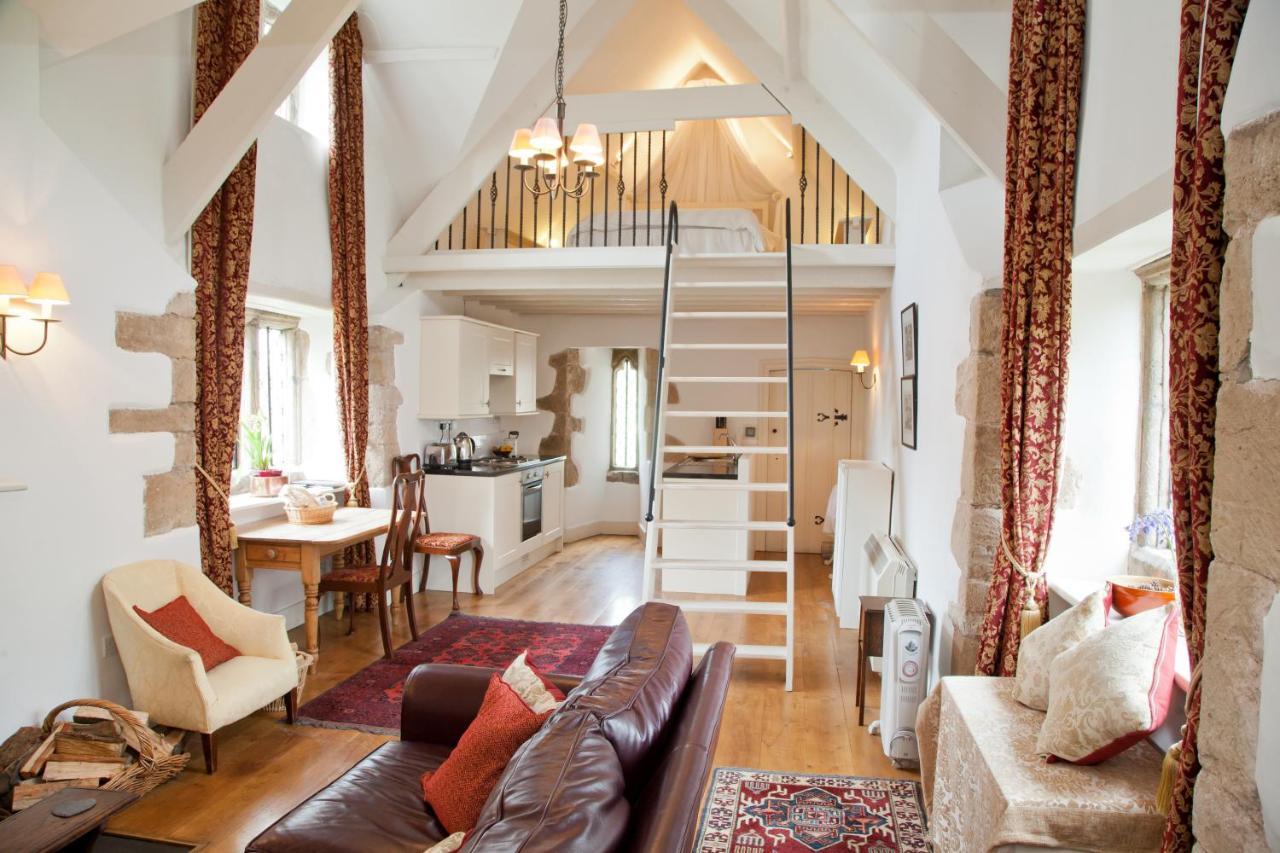 Welsh Gatehouse, Historic Castle Which Can Cater For Electric Vehicle Mathern Екстер'єр фото