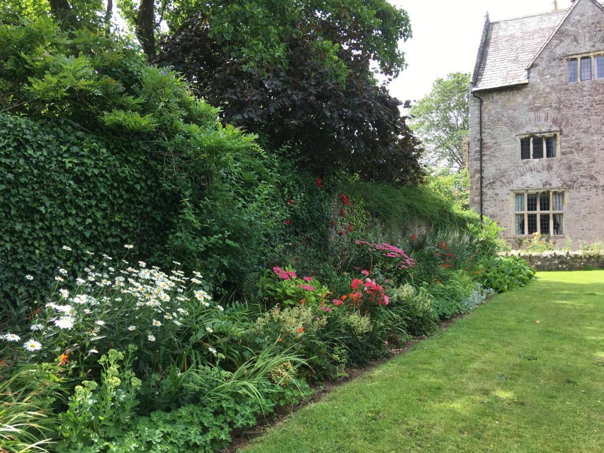 Welsh Gatehouse, Historic Castle Which Can Cater For Electric Vehicle Mathern Екстер'єр фото