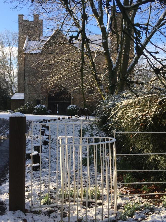 Welsh Gatehouse, Historic Castle Which Can Cater For Electric Vehicle Mathern Екстер'єр фото