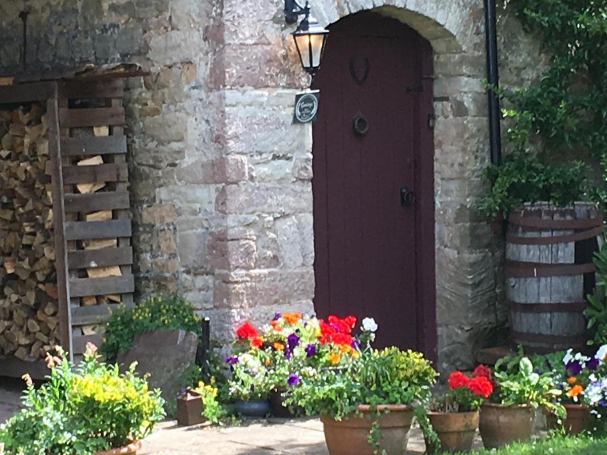 Welsh Gatehouse, Historic Castle Which Can Cater For Electric Vehicle Mathern Екстер'єр фото
