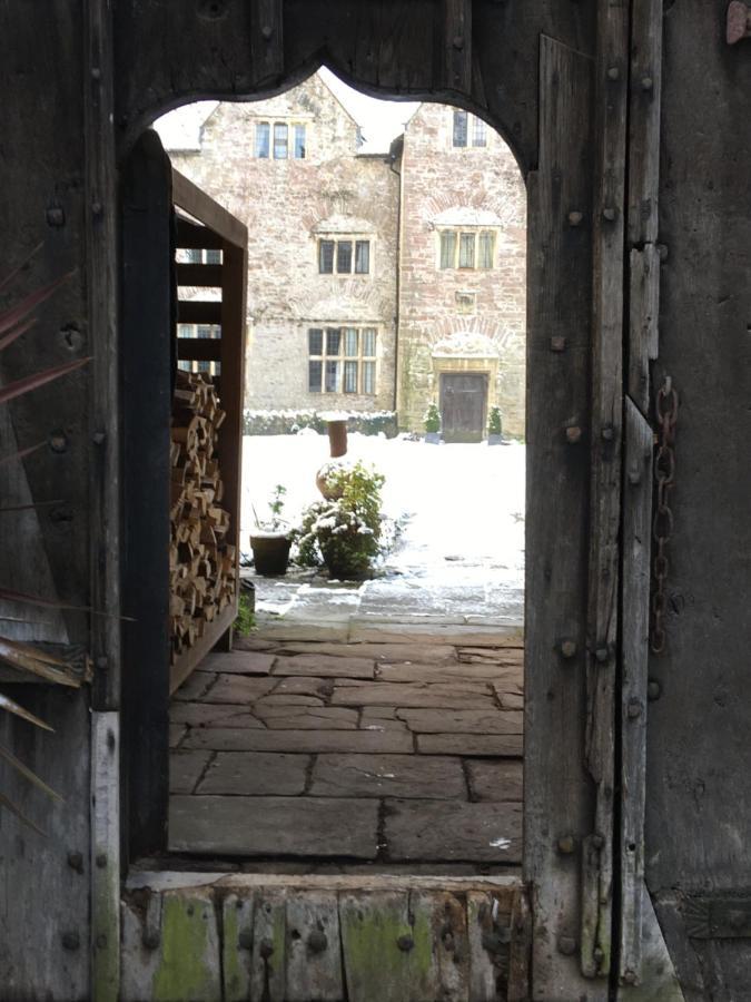 Welsh Gatehouse, Historic Castle Which Can Cater For Electric Vehicle Mathern Екстер'єр фото