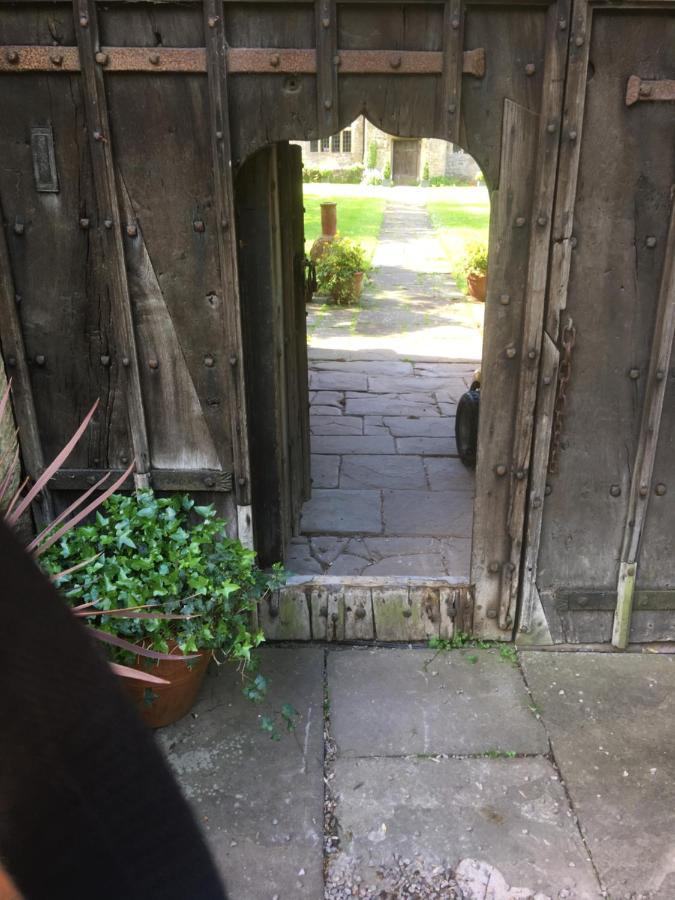 Welsh Gatehouse, Historic Castle Which Can Cater For Electric Vehicle Mathern Екстер'єр фото