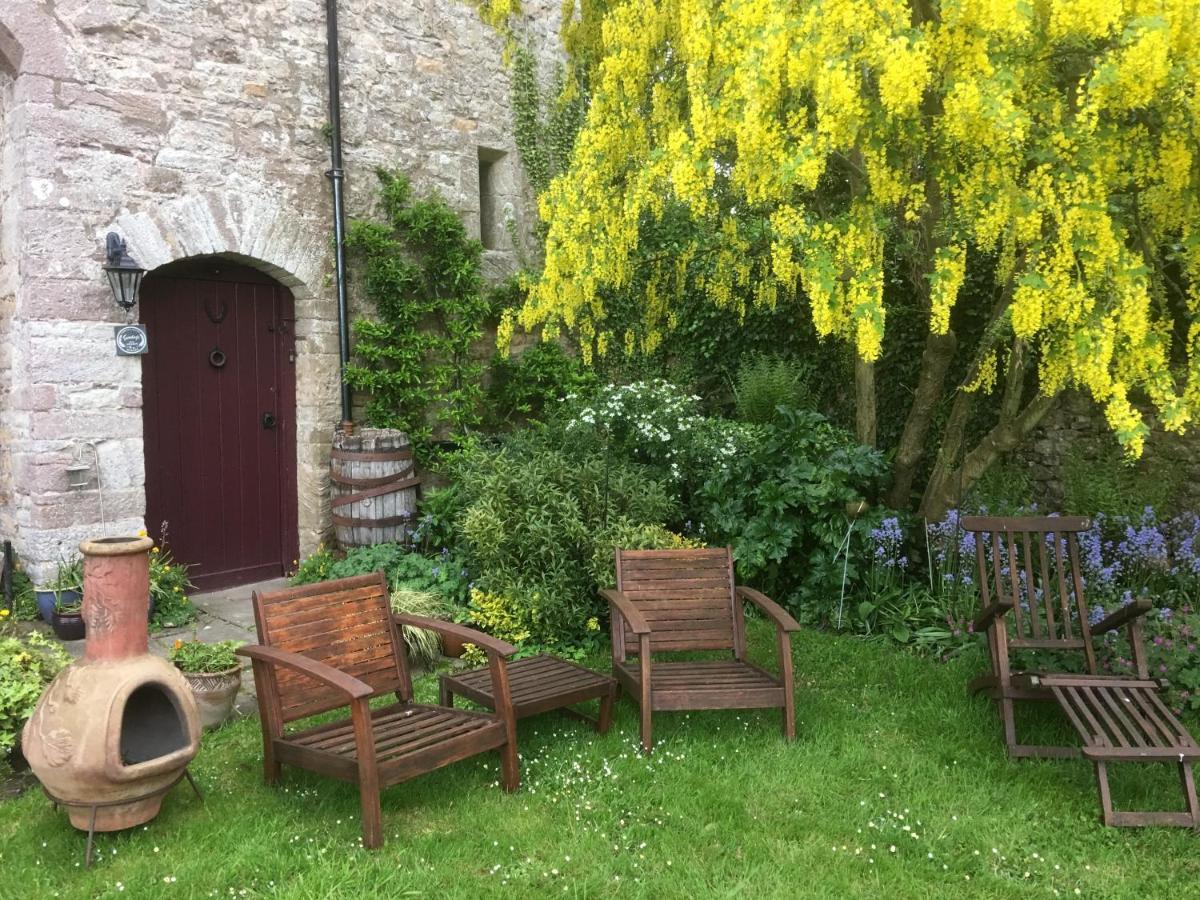 Welsh Gatehouse, Historic Castle Which Can Cater For Electric Vehicle Mathern Екстер'єр фото