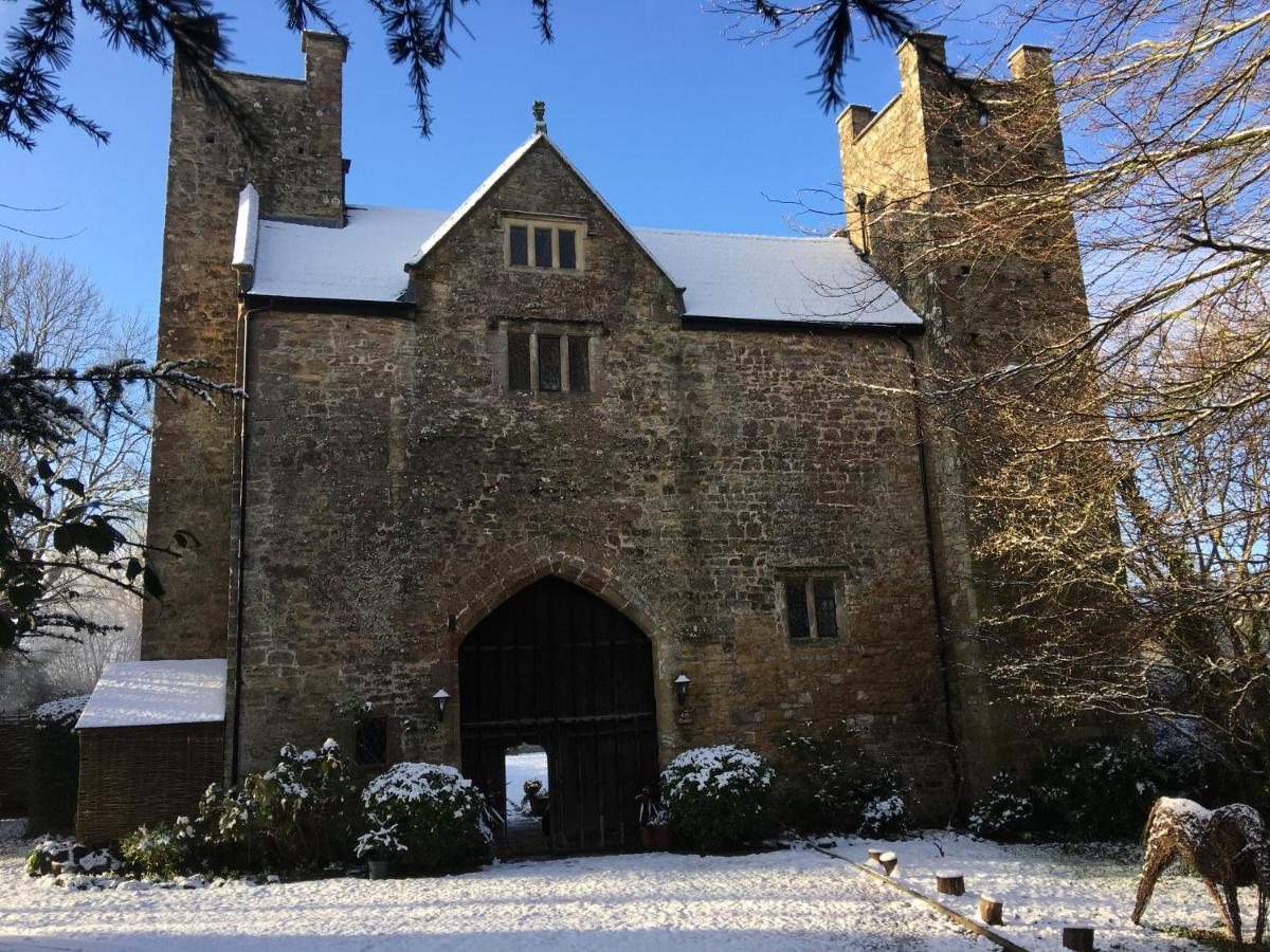 Welsh Gatehouse, Historic Castle Which Can Cater For Electric Vehicle Mathern Екстер'єр фото
