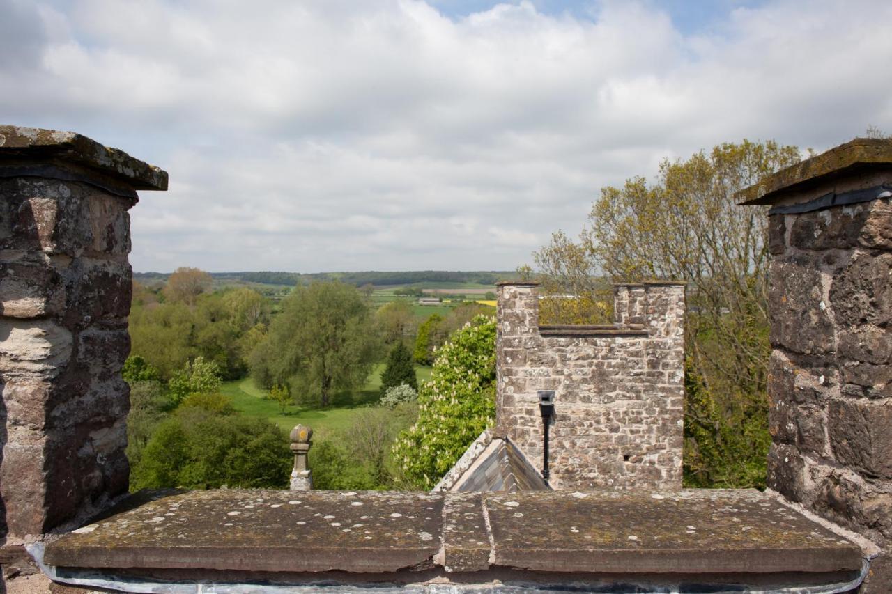 Welsh Gatehouse, Historic Castle Which Can Cater For Electric Vehicle Mathern Екстер'єр фото