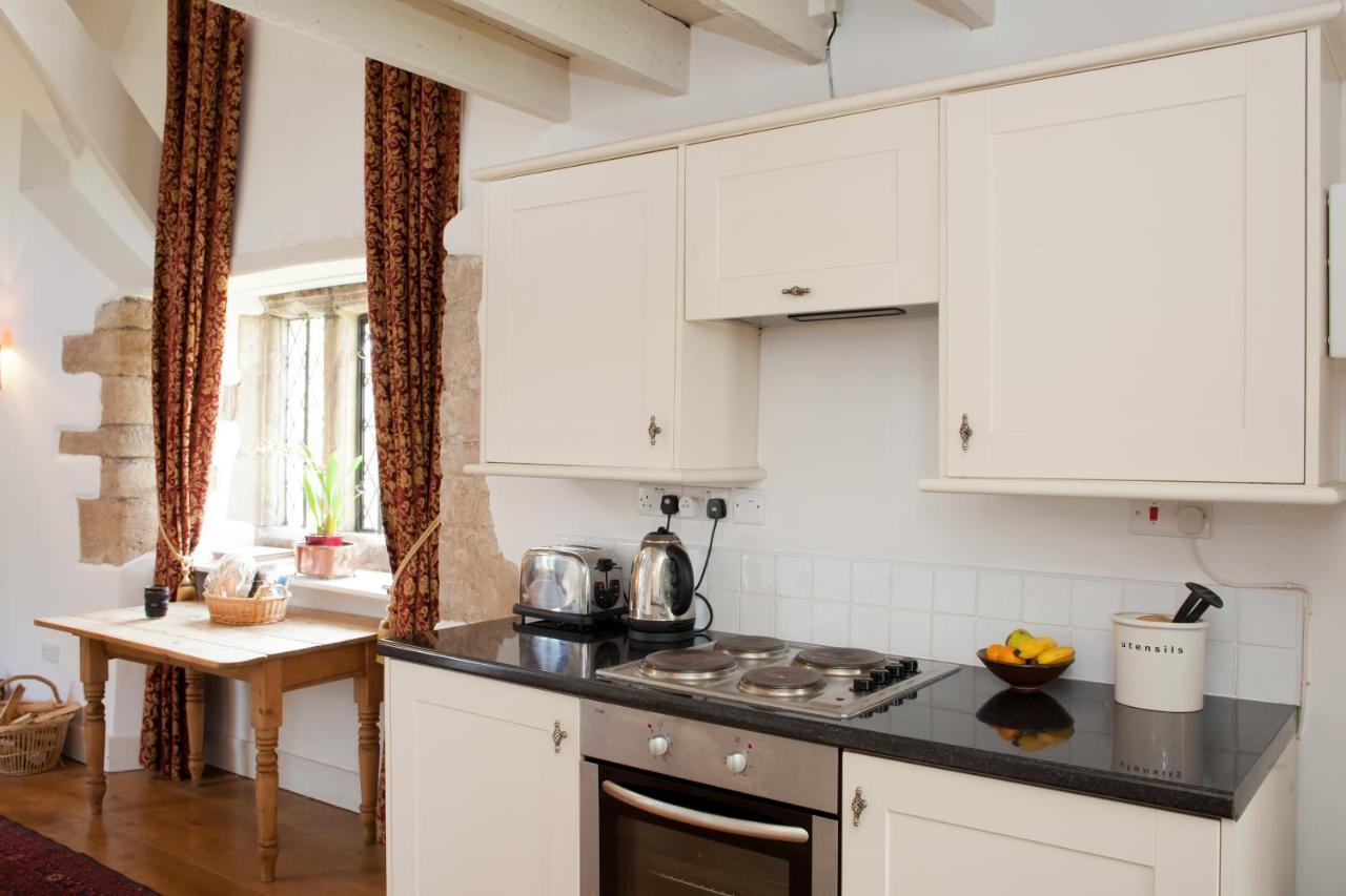 Welsh Gatehouse, Historic Castle Which Can Cater For Electric Vehicle Mathern Екстер'єр фото