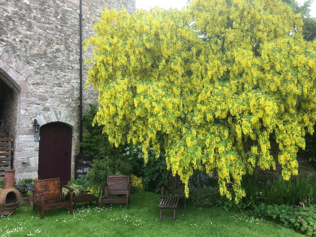 Welsh Gatehouse, Historic Castle Which Can Cater For Electric Vehicle Mathern Екстер'єр фото