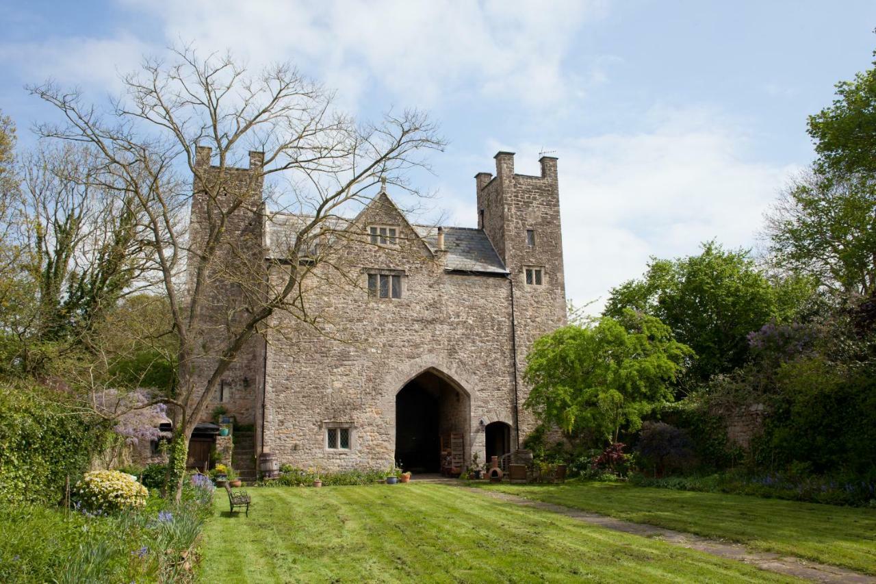 Welsh Gatehouse, Historic Castle Which Can Cater For Electric Vehicle Mathern Екстер'єр фото