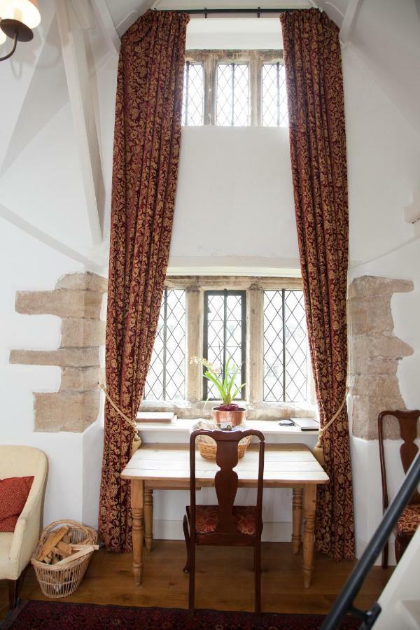 Welsh Gatehouse, Historic Castle Which Can Cater For Electric Vehicle Mathern Екстер'єр фото